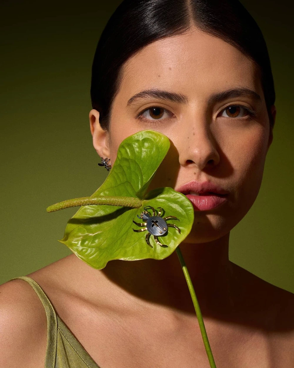 Spinnenförmige Anstecknadel aus der Plantis Kollektion